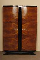 ArtDeco-Schrank, Frankreich, um 1920, zweitÜrig, kaukasischer Nußbaum in gespiegeltem Bild furniert, zum Teil schwarz abgesetzt, TÜren in ...