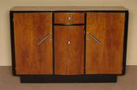 ArtDeco-Sideboard mit Bar, Frankreich, um 1920 Nußbaum gespiegelt furniert, zum Teil schwarz abgesetzt, das Mittelteil bestehend aus Schublade ...