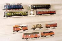 Konvolut MÄrklin, 30er-60er Jahre, Spur HO, E-Lok Nr. 3023, diese intakt, 3 Personenwagen Nr. 346/1, 346/2J und 346/2, Leutwerk Nr. 438, Kreuz Nr. ...