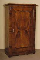 SpÄtbiedermeierschrank, um 1860, eintÜrig, Nußholz furniert, Innen Vorrichtung fÜr Einlagebretter, kleinere FurnierschÄden, Riß im ...