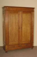 Kleiderschrank, deutsch, um 1900, Eiche massiv, zweitÜriges MÖbel mit Rillendekor, Kopfteil gerader Abschluß mit getreppter Kranzleiste, ...
