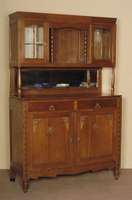 Buffetschrank, deutsch, um 1920, Jugendstil, Eiche massiv, Eichefurnier, Oberteil zweitÜrig verglast, mit aufgelegten Sprossenelementen, mittiges ...