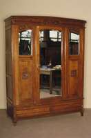 Kleiderschrank, deutsch, um 1900, Eiche massiv, Jugendstil, 3-tÜriges MÖbel, MitteltÜr mit facettiertem Spiegel, kleine SeitentÜren, mit ...