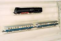 Triebwagen, MÄrklin, wohl 80er Jahre, Spur HO, Nr. 3028 und 4028, beige/tÜrkis, intakt, im orig. Karton (unten)