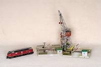 Drehkran, MÄrklin, um 1960, Spur HO, rotbraunes FÜhrerhÄuschen und Hebemagnet, dazu 2 BahnÜbergÄnge, alles l. bespielt, Fkt. nicht geprÜft, ...