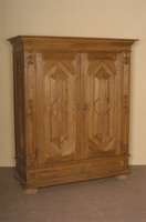 Dielenschrank, im norddeutschen Stil von 1720/30, Eiche massiv, aufgesetzte Schnitzereien bzw. Appliken, Seiten und Front auf Rahmen gearbeitet, ...