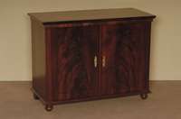 Halbschrank, deutsch, um 1860, SpÄtbiedermeier, Korpus Weichholz, Mahagonifurnier, auf KugelfÜssen, 2-tÜrig, BeschlÄge wohl spÄter, MÖbel ...