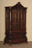 Barockstilvitrine, Holland, um 1920/30, nach altem Vorbild, Korpus Weichholz/Hartholz, Wurzelnußfurnier, z.T. gespiegelt, schÖnes Furnierbild, ...
