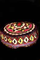 Uzbekische Steppmütze, um 1900, Schätzwert: 900.- EURO, EHZ: 2.Durchm. 15cm Unikat, aus einer deutschen Privatsammlung. feine Seidenstickerei. ...