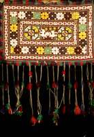 Glücksamulett, Uzbekistan, um 1900, ca. 43 x 27 cm, Schätzwert: 580.- EURO, EHZ: 2 Seidenstickerei in Petit-Point-Technik, ...