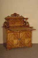 Aufsatzkredenz, mitteldeutsch, um 1860, Korus Weichholz, RÜsterfurnier gespiegelt, z.T. doppelt gespiegelt, Aufsatz mit reicher Schnitzerei aus ...