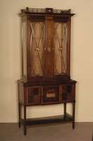 Vitrine, England, um 1910, Korpus Weichholz, Mahagoni massiv, z.T. Mahagonifurnier, auf konischen Hochbeinen, dazwischen Ablage mit Galerie, ...