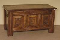 Flachdeckeltruhe, deutsch, um 1920, Eiche massiv, im Stil von 1780, auf Stollen, Front mit 3 kassettierten FÜllungen, geschuppt, sehr guter ...
