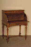 Damenschreibtisch, deutsch, um 1880, GrÜnderzeit, Korpus Weichholz, Nußbaumfurnier, runde konische Beine kanneliert, verbunden durch ...