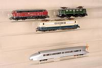 Konvolut 3 MÄrklin-Loks, 60er/70er Jahre, Spur HO, Nr. 3058, beige/tÜrkis, Nr. 3037, grÜn und Nr. 3075, rot/grau, lt. Einl. alle intakt, alle im ...