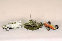 Konvolut Schuco und Gama, Panzer, Gama, 1949 -52, ohne Kette, SchlÜssel fehlt, min. besch., Schuco-Auto, 60er Jahre, Lotus Formel 1, Nr. 1071, rot, ...