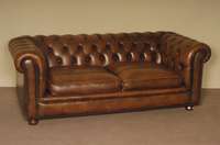 3-sitzer Chesterfield Sofa, wohl England, 60er /70er Jahre, braunes Rindsleder von guter QualitÄt, lose Kissen, RÜcken und Seiten geheftet und ...