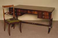Schreibtisch, England, um 1960, Sheratonstil, Korpus Tischlerplatte, Mahagonifurnier, mit passendem Stuhl, dieser mit grÜnem Kunstlederbezug, ca. ...