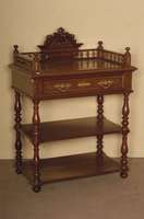 Etagere, deutsch, um 1880, GrÜnderzeit, Korpus Weichholz, Nußbaum massiv, z.T. Nußbaumfurnier, aufgebaut mit gedrechselten VollsÄulen, auf ...