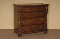 Kommode, deutsch, um 1880, GrÜnderzeit, Eiche massiv, auf KugelfÜßen, 4-schÜbig, Lisenen auslaufend in Schnecken, SchlÖsser original, ...