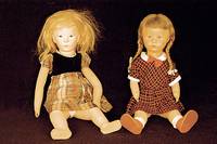 KÄthe Kruse Puppe, um 1946, StoffkÖrper gestopft, Stoffkopf getrÄnkt, im Gesicht ber. an den Wangen u. an der Nase (dort stÄrker), KÖrper in ...