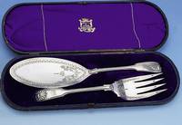 2-teil. Vorlegebesteck, Mappin & Webb, England um 1870/80, Metall versilbert, reich verziert und graviert, Bes.-Monogr., Orig.-Etui