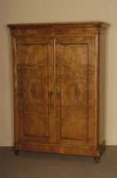 Kleiderschrank, mitteldeutsch, um 1870/80, Korpus Weichholz, Front auf Rahmen gearbeitet, sogenannte Rahmenfassung, Wurzelnußfurnier, doppelt ...