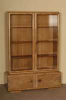 Vitrine, deutsch, um 1930, sogenanntes deutsches ArtDeco, Korpus Weichholz/Hartholz, kaukasisch Nußbaumfurnier gespiegelt, von sehr guter ...