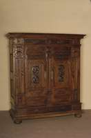 Kleider- bzw. Vielzweckschrank, sÜddeutsch/wohl Ulm, um 1870, nach dem Vorbild von 1642, Namensmonogramm, aufgelegte Schnitzereien bzw. ...
