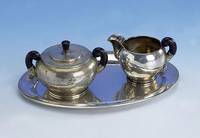 Sahnegießer und Zuckerdose auf Tablkett, deutsch um 1900, 800er Silber, Handarbeit, Hammerschlagverzierung, Griffe und Deckel- bekrÖnung ...