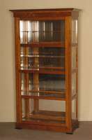 Biedermeierstilvitrine, nach dem Vorbild von 1830/40, Korpus Weichholz, Kirschbaumfurnier, Kirschbaum massiv, RÜckseite verspiegelt, 2 kleine ...