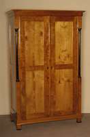 Kleiderschrank, Österreich, um 1830/40, auf Rahmen gearbeitet, Kirschbaum massiv, lebhaftes Furnierbild, in neuerer Zeit: Fasadenseiten, SÄulen ...