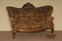 Sofa und FußbÄnkchen, deutsch/Pfalz, um 1840/50, NiederhÖfer MÖbel, mit original Klebeetikett, Nußbaum massiv, allseitig geschweift, ...