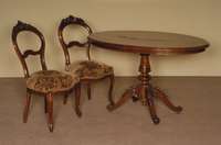 ovaler Salontisch, deutsch, um 1860/70, wohl NiederhÖfer MÖbel, Fuß Nußbaum massiv, FÜße geschwungen, in Veluten auslaufend, Schaft 3-fach ...