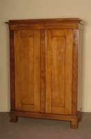 Biedermeierschrank, um 1850/60, Ulme furniert und massiv, Schlagleiste und Seitenlisenen mit lebhaftem Maserfurnier gearbeitet und von ...