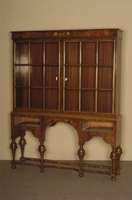 Aufsatzvitrine, wohl Ungarn, um 1920/30, Barockstil mit orientalischen Elementen, kaukasisch Nußbaum gespiegelt, Blumenintarsien, ...