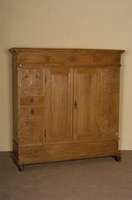 Schrank, deutsch, um 1900, im barocken Stil, Eiche massiv, naturbelassener Zustand, 2-tÜriges MÖbel, auf KufenfÜßen, frontseitig dezente ...