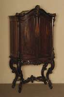 Stollenschrank, deutsch, um 1860, starker Barockeinfluß, Palisander, zweitÜrig gebauchter Korpus auf geschnitzten Beinen, mehrfach geschwungen, ...