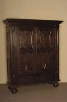 Schrank, deutsch, um 1780, sogenannter Hamburger Schapp, Eiche massiv, auf balusterfÖrmigen KugelfÜße, Front und Seiten auf Rahmen gearbeitet, ...