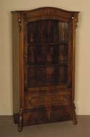 Glasschrank, deutsch, um 1860, Korpus Weichholz, Nußbaum- bzw. Wurzelnußfurnier, abgeschrÄgte Ecken mit aufgesetzten halbrunden Leisten, in ...