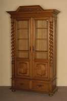 Glas- bzw. BÜcherschrank, deutsch, um 1900, Korpus Weichholz, Eiche massiv, dreifach gegliederter Kopf, SÄulen gedreht, freistehend , Inlets mit ...