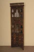 Eckschrank, Marokko/Ägypten, um 1900, ursprÜnglich fÜr Tee, Front reich gegliedert, z.T. auf Rahmen gearbeitet, Flachschnitzereien aus dem ...
