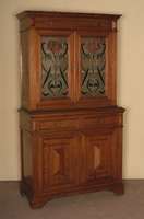Buffetschrank, deutsch, um 1900, Weichholz, Pitchpine, Oberteil zweitÜrig verglast, aufwendige Bleiverglasung, florale Andeutung, farblich rot ...