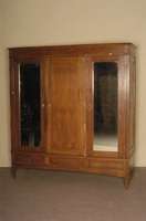 Kleiderschrank, deutsch, um 1920, Eiche und Weichholz, dunkelbraun gebeizt, dreitÜriger Korpus, SeitentÜren mit Spiegelglas, Sockelgeschoß mit ...