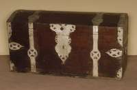 Truhe, deutsch, um 1820, Eiche massiv, Deckel leicht gebogen, sogenannte Runddeckeltruhe, reichhaltiger Eisenbeschlag (BÄnder), spÄter farblich ...