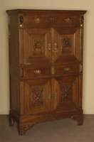 Vertiko, deutsch, um 1880/90, Eiche massiv, auf Rahmen gearbeitet, 4 TÜren, Inlets mit reicher Schnitzerei, Tierdarstellung, 2 ...