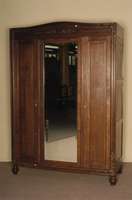 Kleiderschrank, Frankreich, um 1900, Eiche massiv, 3-tÜrig mit großem facettiertem Spiegelglas in der MitteltÜr, EinlegebÖden einseitig, ...