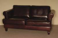 Sofa, deutsch, im Stil von 1910, konische Beine, Rindsleder von bester QualitÄt, lose Kissen, Gebrauchsspuren, ca. 83x170x90 cm, Sh. 42 cm, St. 50 ...