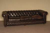 Chesterfieldsofa, wohl England, 60er/70er Jahre, braunes Leder von guter QualitÄt, RÜcken und Seiten genoppt und geheftet, lose Kissen, ...