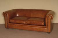 Sofa, deutsch, im Stil von 1930, ArtDeco, auf KugelfÜßen, Rindsleder von bester QualitÄt , mittelbraun gefÄrbt, lose Kissen auf rechter Armlehne ...